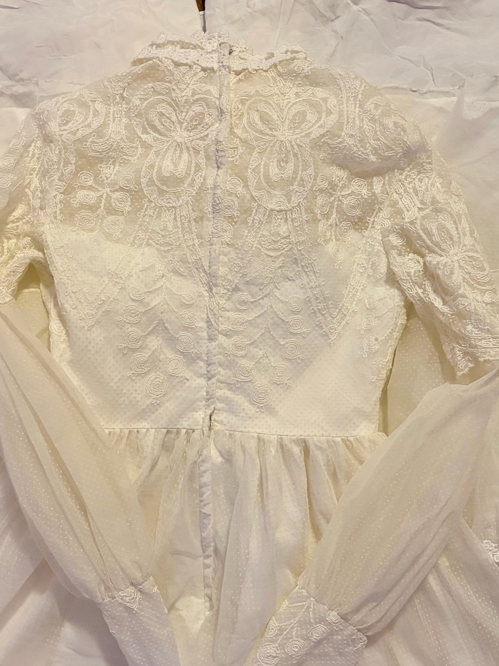Vintage| Elegant White Lace High-Neck Wedding Dress - Picture 6 of 8